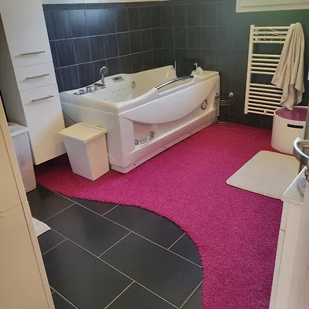 Villa Avec Piscine Proche De La *